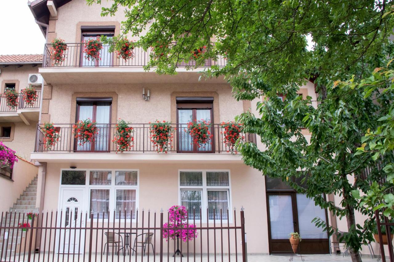 Nilena Apartmani 斯梅代雷沃 外观 照片
